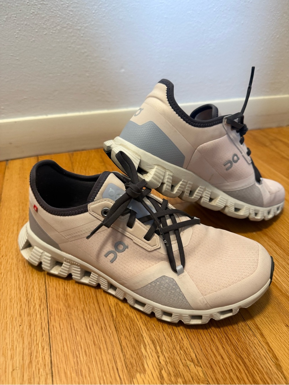 On Running Cloud Womens Athletic Shoes — Light Pink and Gray